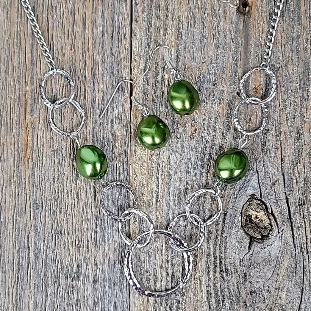 Linked circle necklace with earrings